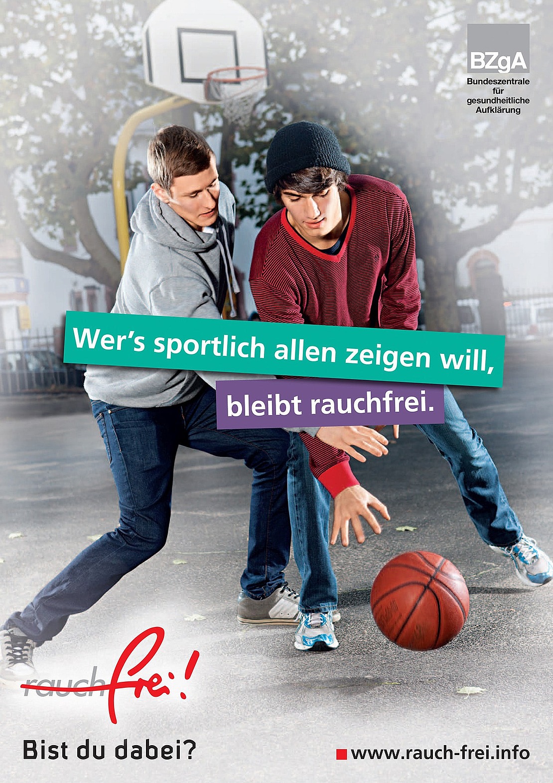 Zwei Jungen im Teenageralter spielen im Freien Basketball. Der eine im grauen Kapuzenpulli verteidigt sich gegen den anderen im roten Kapuzenpulli, der den Ball dribbelt. Der deutsche Text wirbt dafür, rauchfrei zu bleiben, um im Sport gut abzuschneiden.