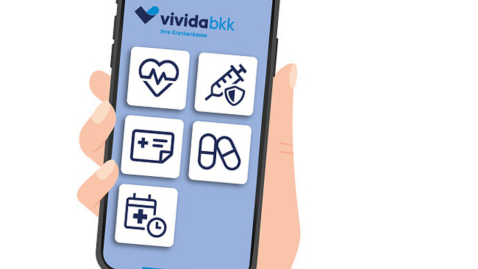 Abbildung einer Hand, die ein Smartphone hält, auf dem die Gesundheits-App der vividabkk mit Symbolen für Herzgesundheit, Impfung, Medikamente und andere Dienste angezeigt wird.