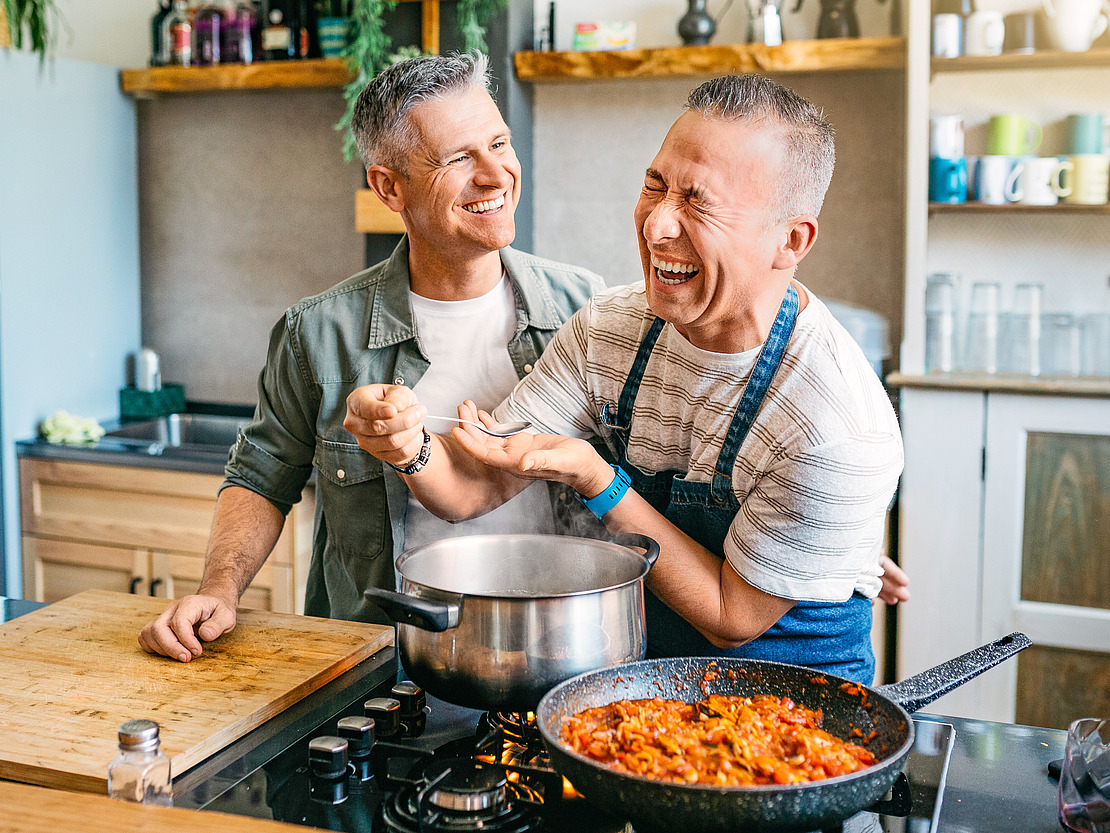 Zwei Männer kochen gemeinsam