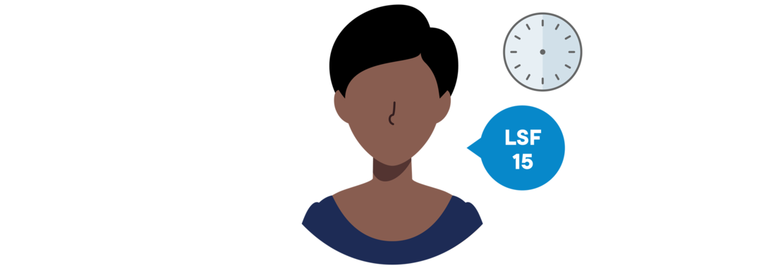 Eine Person mit dunklen Haaren schaut auf eine Uhr, die 2:00 Uhr anzeigt. Sie trägt ein blaues Hemd mit der Aufschrift "LSF 15".