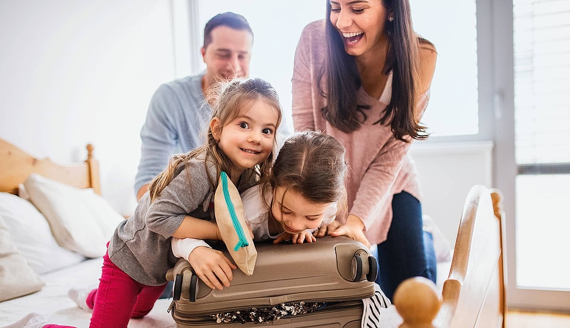 Fröhliche Familie beim Packen