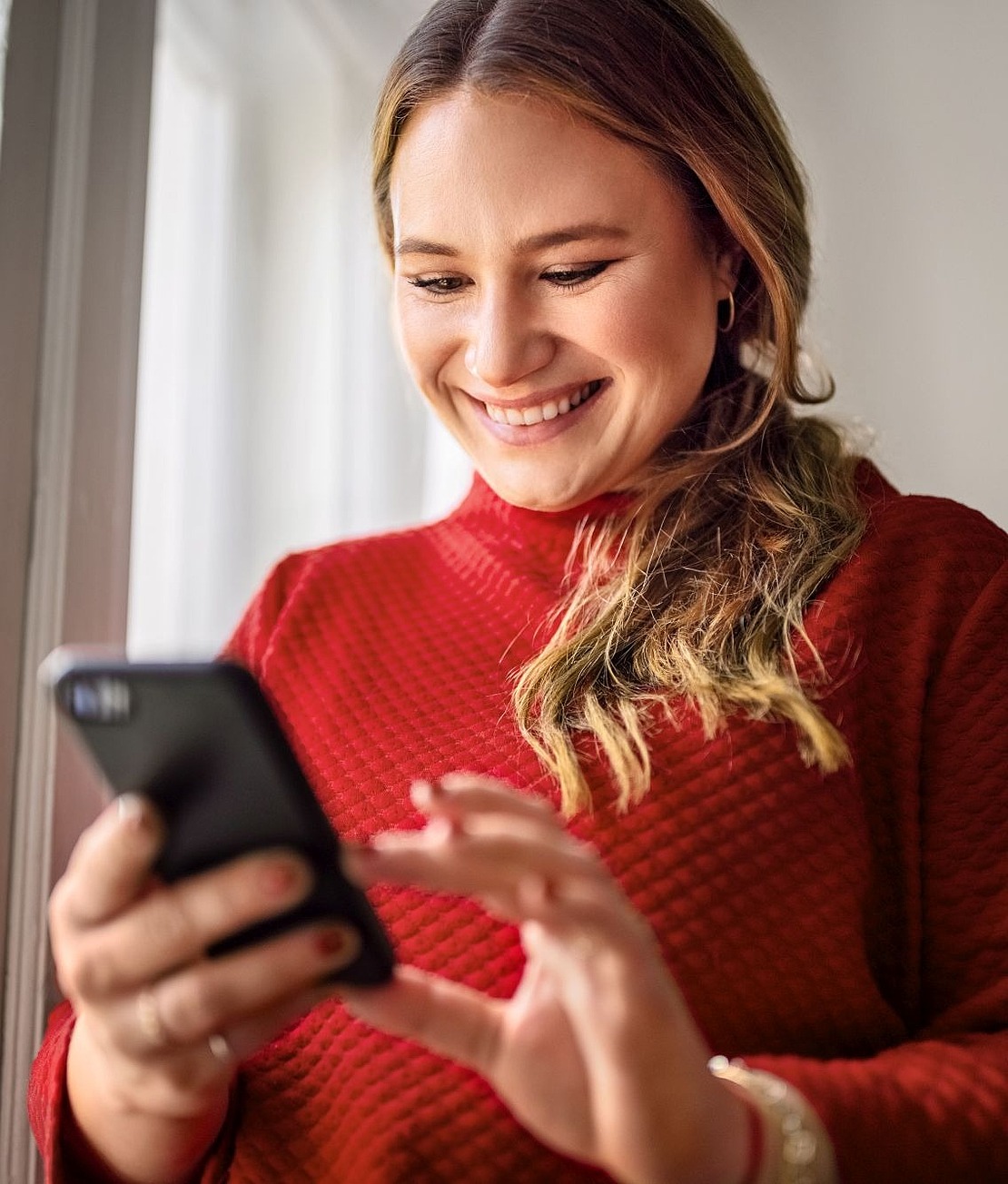Frau schaut auf ihr Smartphone