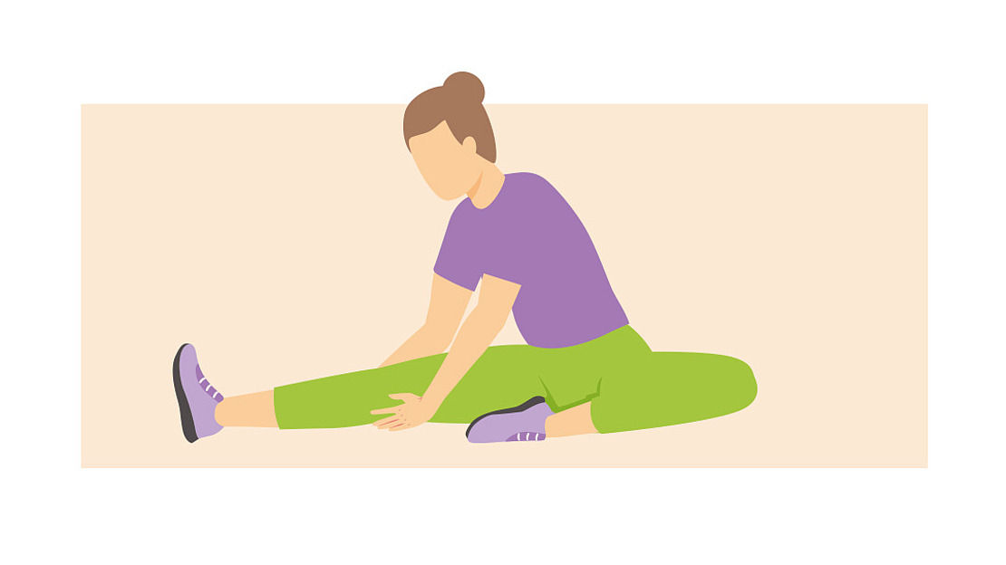 Illustration einer Person mit braunem Haar in einem Dutt, die ein lila Hemd, eine grüne Hose und lila Schuhe trägt, auf dem Boden sitzt und sich nach vorne streckt, um ihren linken Fuß zu berühren.