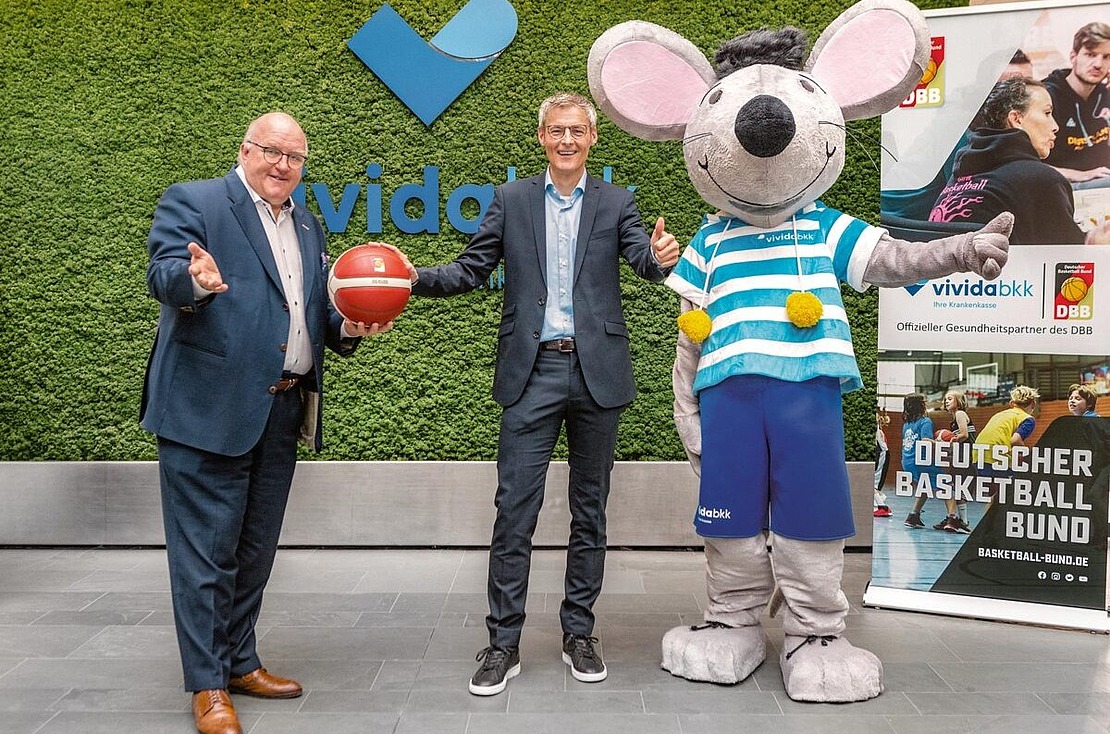 Siegfried Gänsler Vorstand vivida bkk mit DBB-Präsident Ingo Weiss und vivida bkk-Maskottchen Piet
