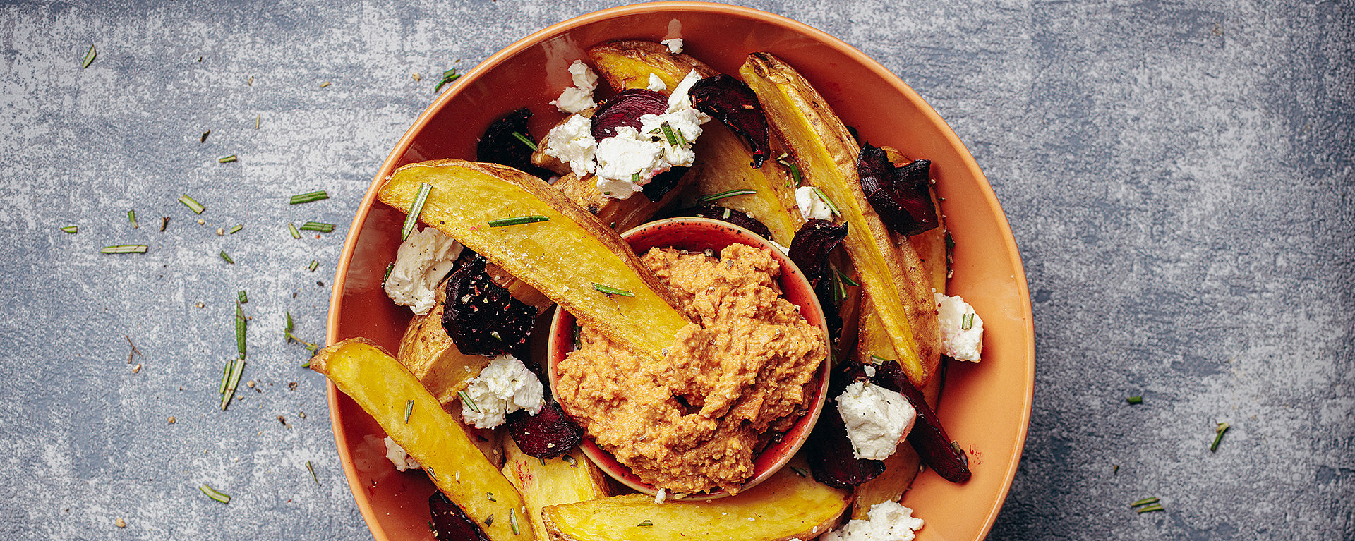 Rote Beete mit Kartoffelspalten