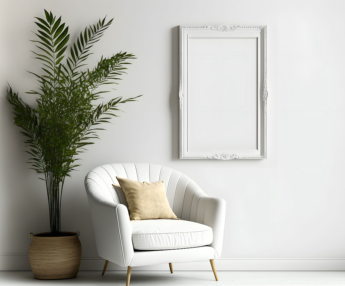 Ein modernes, minimalistisches Zimmer mit einem weißen Sessel, einem beigen Kissen, einer hohen Topfpflanze, einem leeren verschnörkelten weißen Rahmen an der Wand und einem "MACH ES!"-Schild in der rechten oberen Ecke.