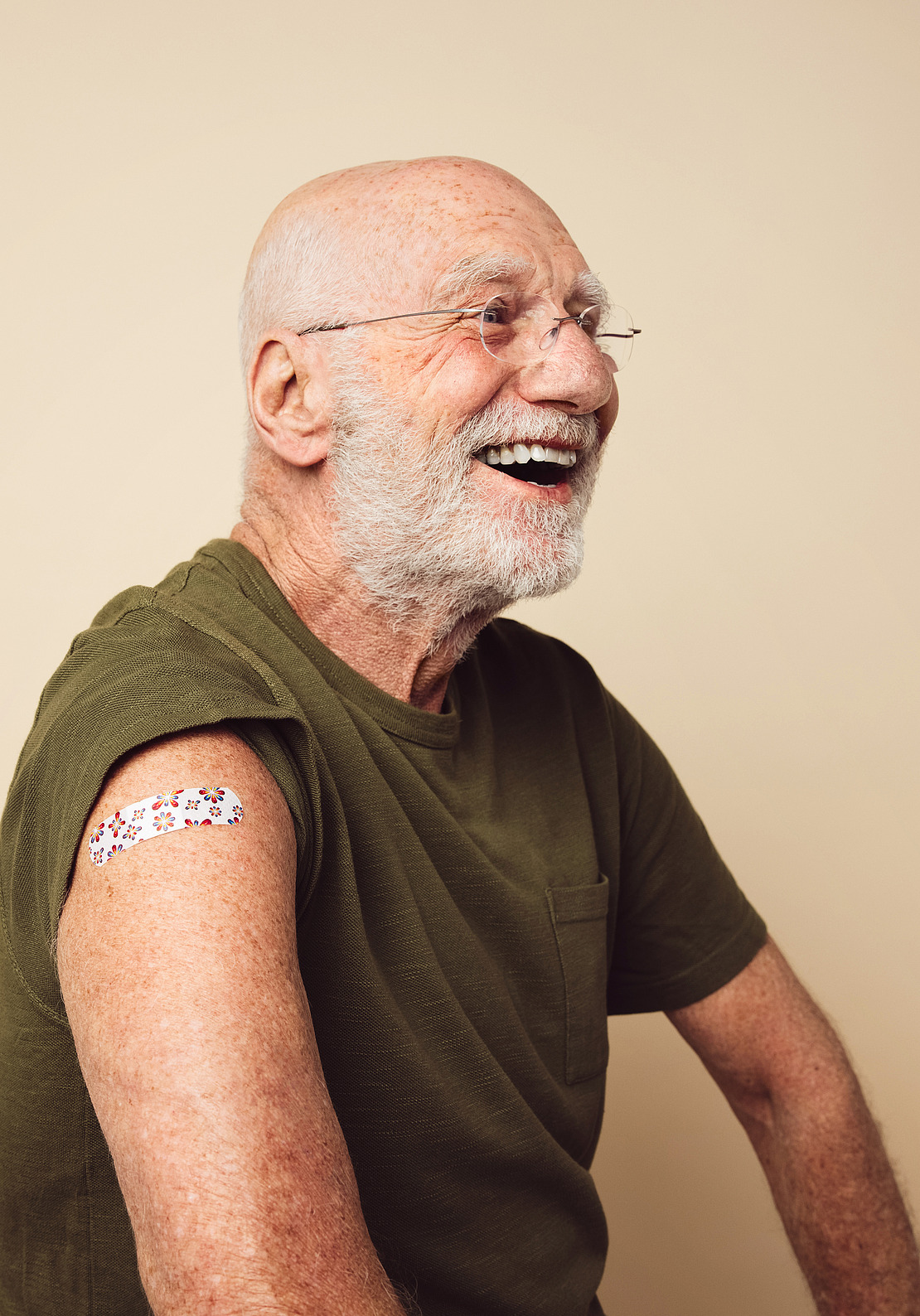 Älterer Mann mit buntem Pflaster auf dem Oberarm