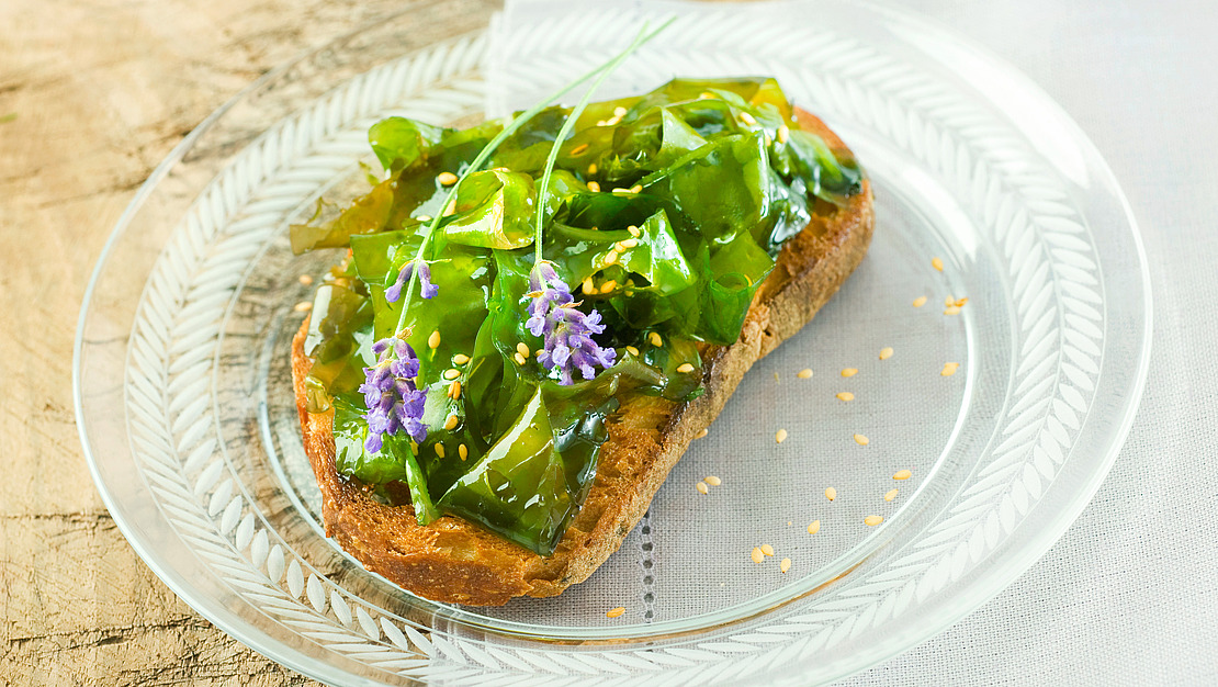 Algentoast auf einem Teller