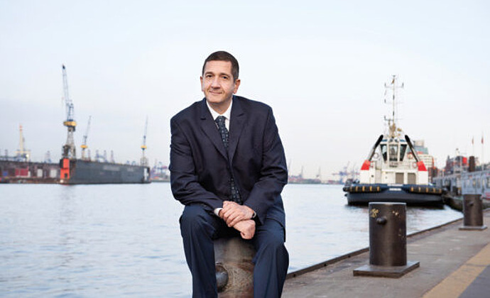 Mann ist am Hafen am Wasser