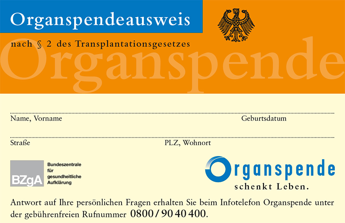 Deutsches Organspendeausweis-Formular mit Feldern für Name, Geburtsdatum, Adresse und Postleitzahl. Enthält Logos, ein offizielles Siegel und die Nummer einer Beratungsstelle. Die Hauptfarben sind orange und blau.