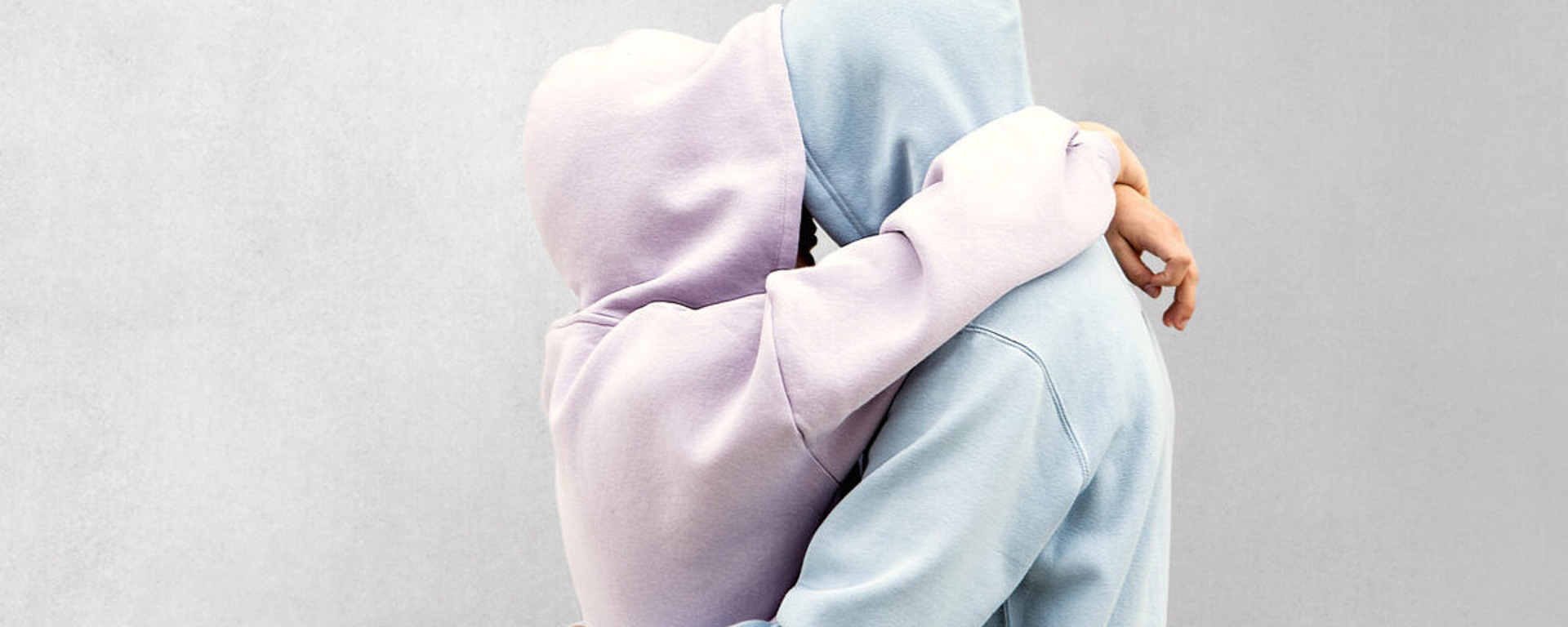 Teenager im Hoodie umarmen sich