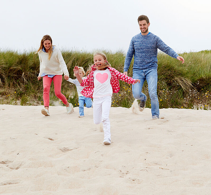 Familie an Strand und Dünen