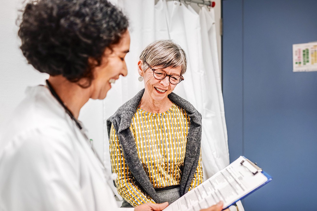 Ärztin spricht mit Patientin