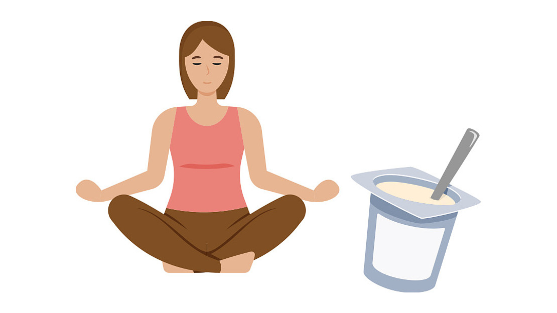 Illustration einer Frau, die im Schneidersitz in einer meditativen Haltung neben einem Behälter mit Joghurt und einem Löffel sitzt, beides auf weißem Hintergrund.