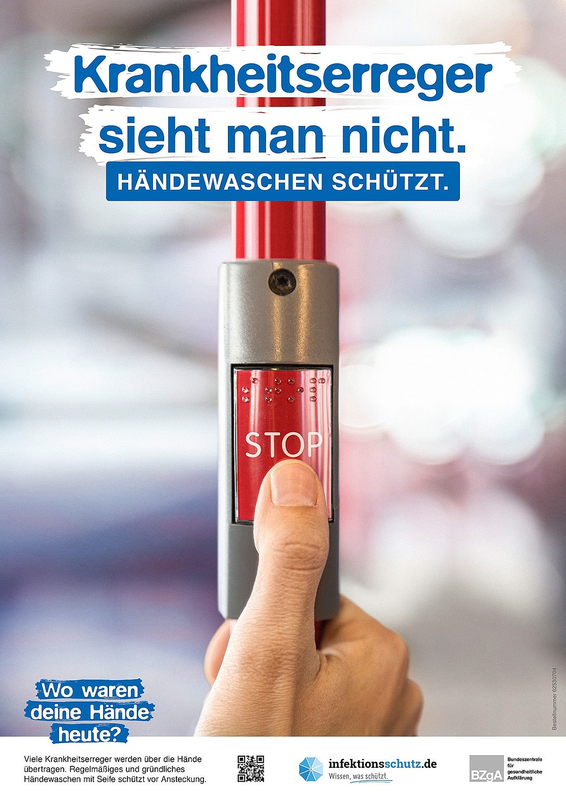 Eine Hand drückt eine rote "STOP"-Taste in öffentlichen Verkehrsmitteln. Der deutsche Text warnt davor, dass Keime unsichtbar sind und Händewaschen vor Infektionen schützt. Blau-weißes Branding und informative Links erscheinen am unteren Rand.