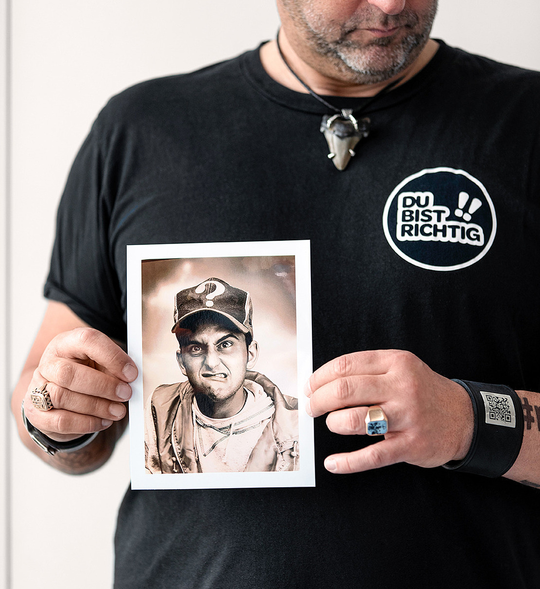 Tom Lehel hält ein Foto von sich selbst als Teenager.