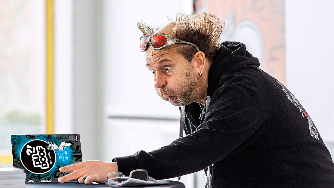 Tom Lehel schneidet eine Grimasse.