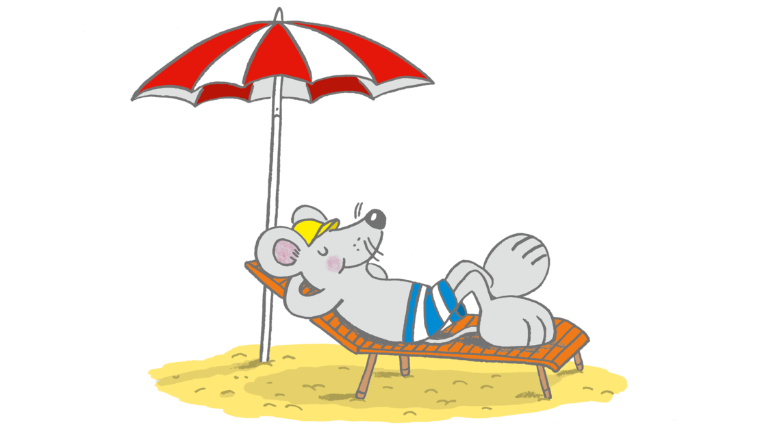 Eine Comic-Maus in Badehose und gelber Mütze entspannt auf einem Liegestuhl unter einem rot-weißen Sonnenschirm und genießt den sonnigen Strand.