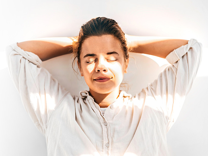 Frau entspannt mit geschlossenen Augen