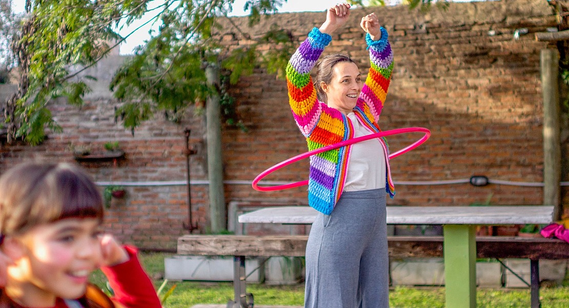 Frau mit Hulahoop-Reifen