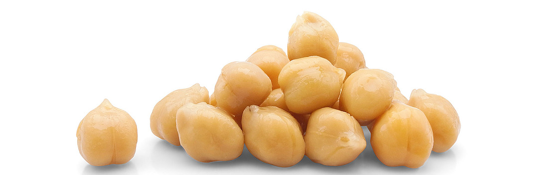 Ein kleiner Haufen gekochter Kichererbsen, in einem lockeren Hügel auf weißem Hintergrund angeordnet.