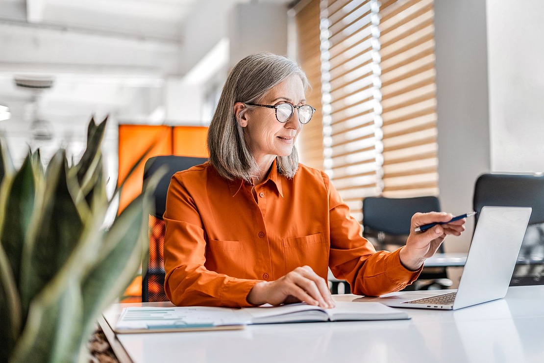 Frau sitzt am Laptop