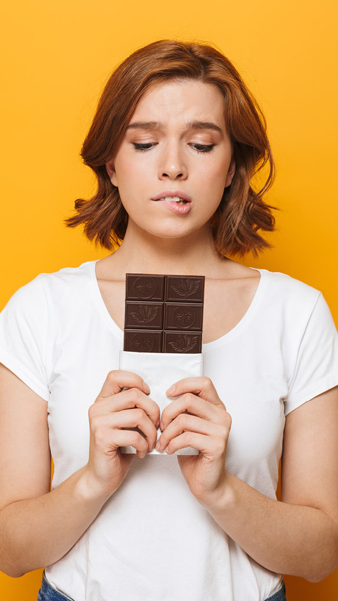 Frau mit einer Tafel Schokolade in der Hand