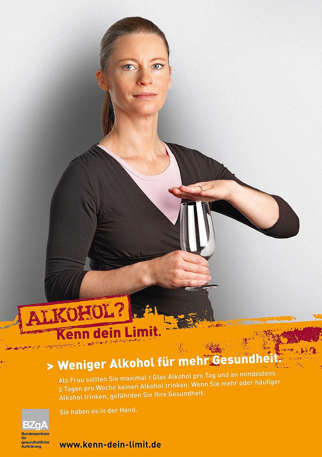 Eine Frau in einem grauen Hemd hält ein Weinglas in einer Hand und bedeckt es mit der anderen Hand, um "Nein" zu signalisieren. Das Plakat wirbt mit Text und einem gelben Banner am unteren Rand dafür, den Alkoholkonsum einzuschränken, um die Gesundheit zu verbessern.