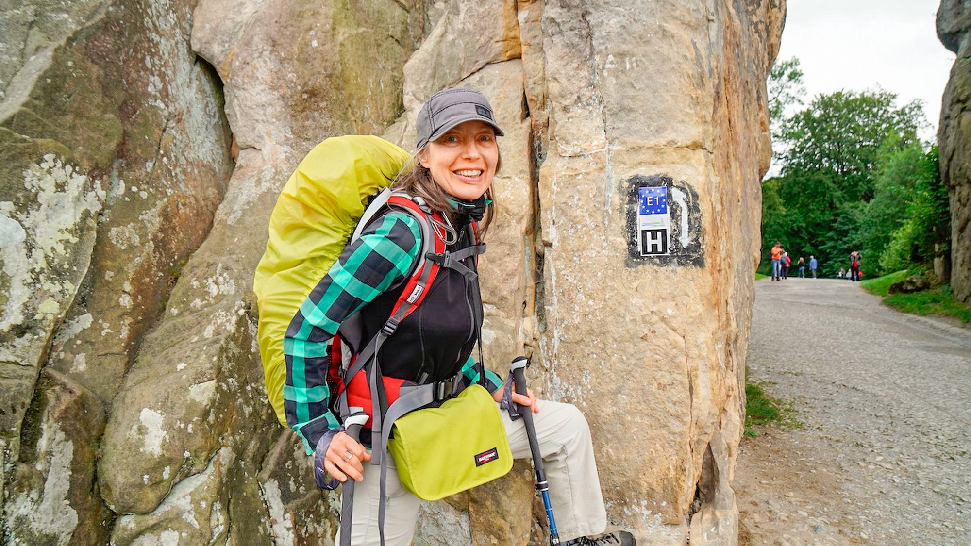 Frau, Marion Riedel, steht an einer Mauer