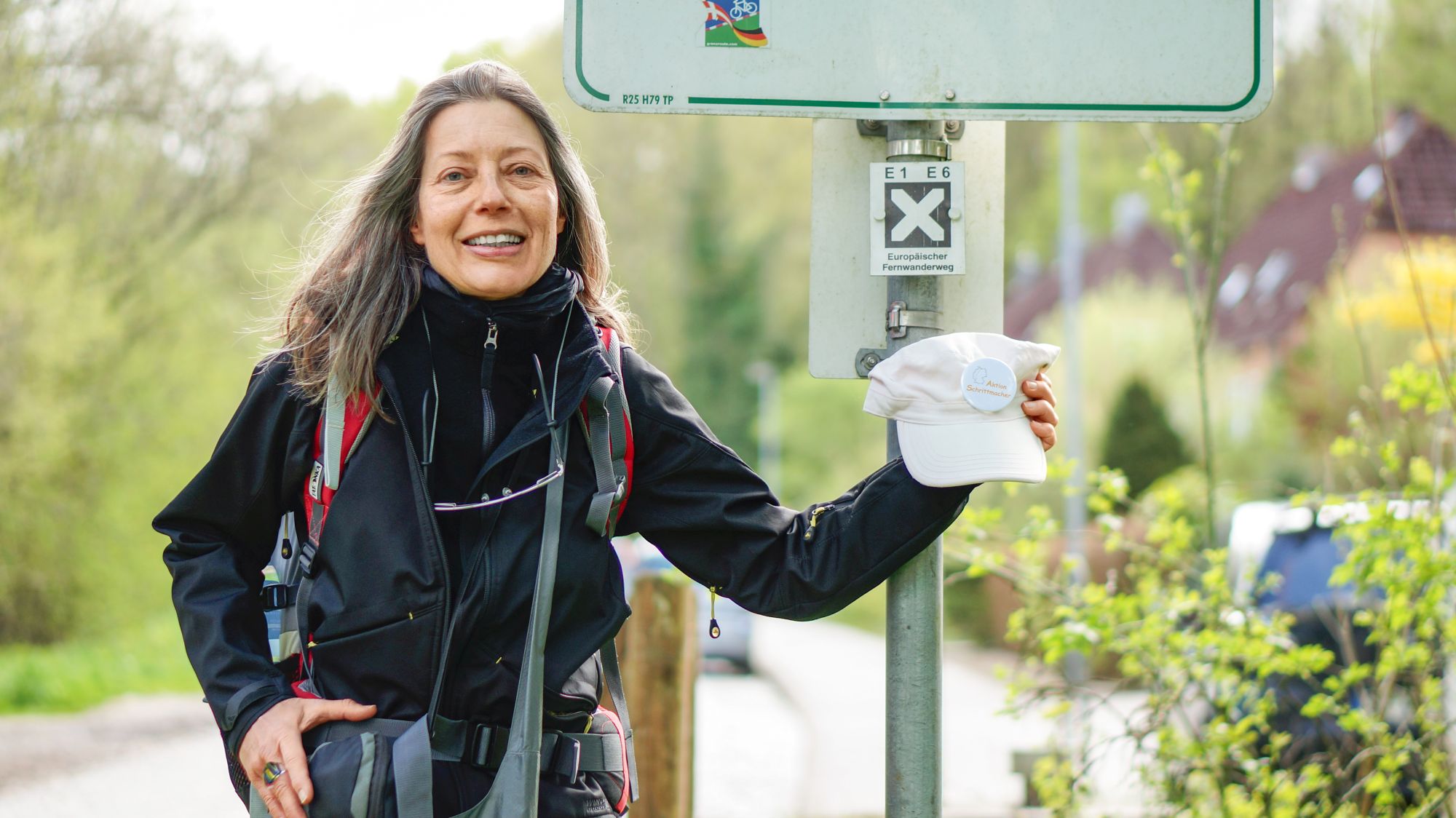 Frau, Marion Riedel, blickt in die Kamera